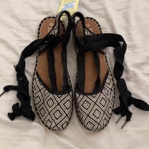 NEW Toms Black/White Lace-up Flats 10W